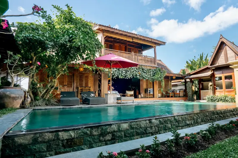 Rumah Elfi: Joglo house and pool seen from the front