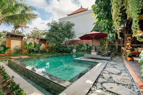 Rumah Elfi: pool and stone path through the garden