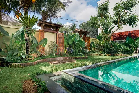 Rumah Elfi: tropical garden next to the pool