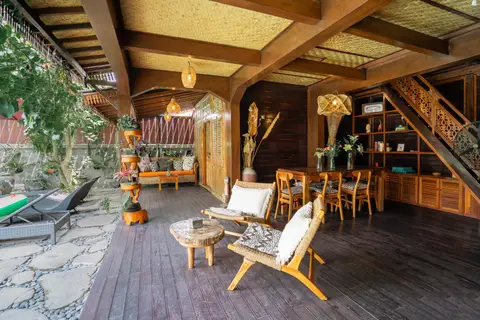 Rumah Elfi: living room with rattan chairs