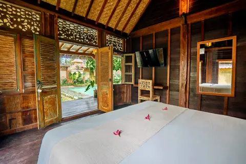 Rumah Elfi: first bedroom with doors to the garden