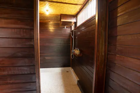 Rumah Elfi: shower in the first bathroom