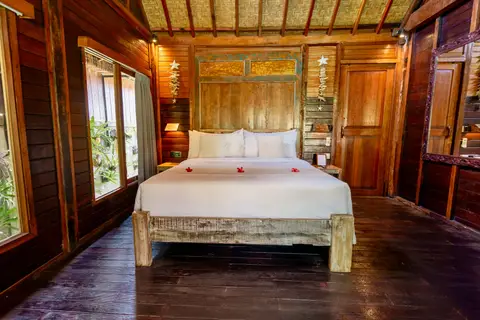 Rumah Elfi: second bedroom with a carved headboard