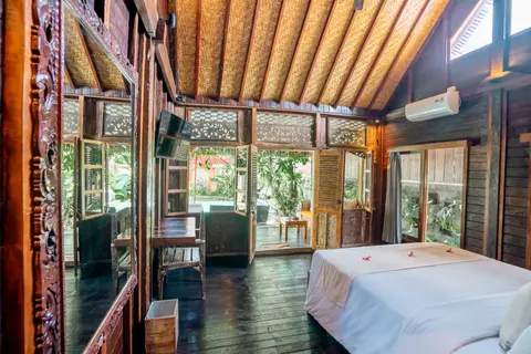 Rumah Elfi: second bedroom with open doors