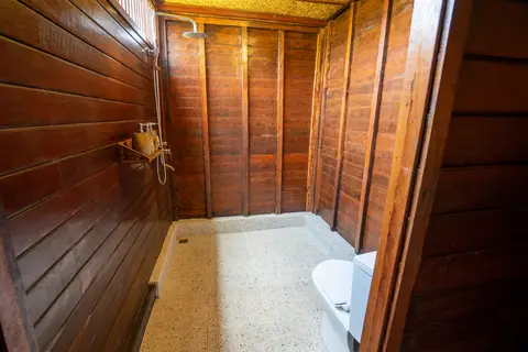 Rumah Elfi: shower area in the second bathroom