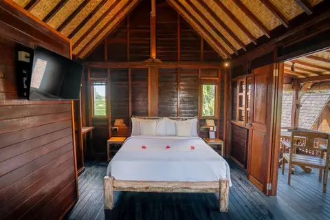 Rumah Elfi: third bedroom under the wooden roof