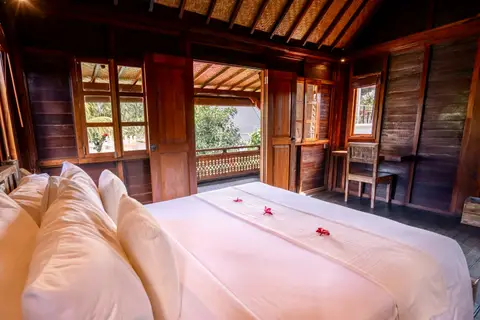 Rumah Elfi: bed with flower petals in the third bedroom