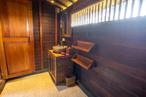 Rumah Elfi: third bathroom in dark wood