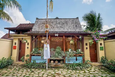 Rumah Elfi: entrance and parking in front of the villa