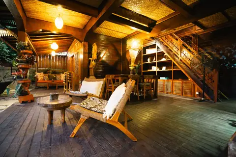 Rumah Elfi: living room in warm evening light