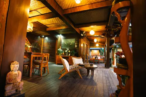 Rumah Elfi: lit living room with a wooden staircase