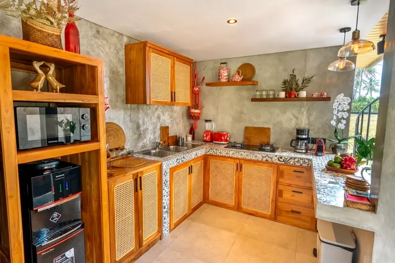 Joglo Hati: fully equipped kitchen with a microwave and kettle