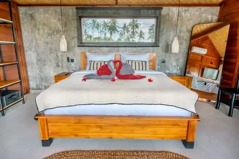 Joglo Hati: bedroom in the Arak house with a double bed
