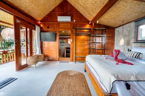 Joglo Hati: Arak bedroom with a view of the rice fields