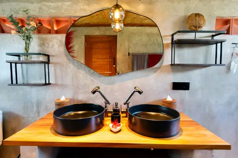 Joglo Hati: Arak bathroom with double black washbasins
