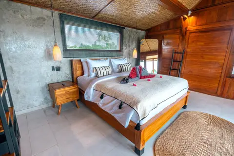 Joglo Hati: Madu bedroom with a view of the rice fields