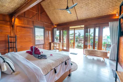 Joglo Hati: bright Madu bedroom with open doors