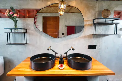 Joglo Hati: Madu bathroom with double black washbasins