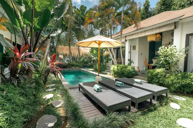 Villa Mint Satu: sun loungers by the pool