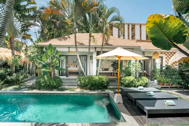 Villa Mint Satu: pool with a parasol and palm trees
