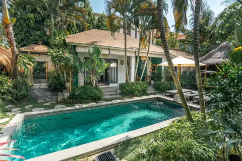 Villa Mint Satu: pool and garden seen from the terrace