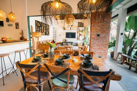 Villa Mint Satu: dining area next to the kitchen