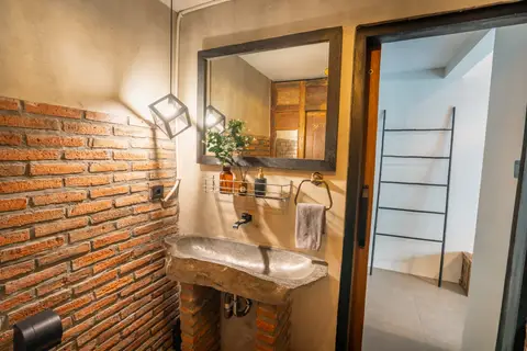 Villa Mint Satu: guest toilet with a brick wall