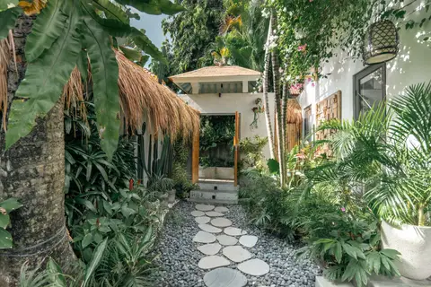 Villa Mint Satu: stone path through the entrance garden