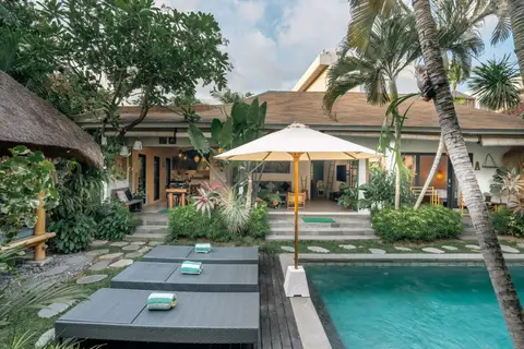 Villa Mint Satu: pool and garden lit up in the evening