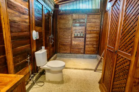 Rumah Richard: shower and toilet in the first bathroom