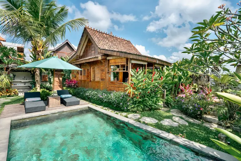 Rumah Richard: second cottage and pool with a parasol