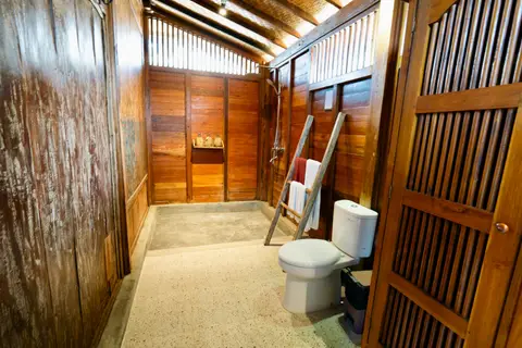 Rumah Richard: bathroom with wooden shutters