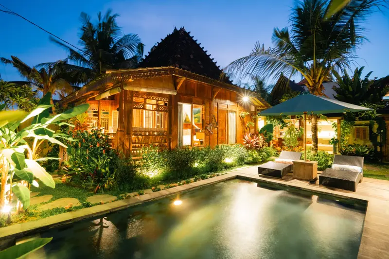 Rumah Richard: pool and cottages in the evening light