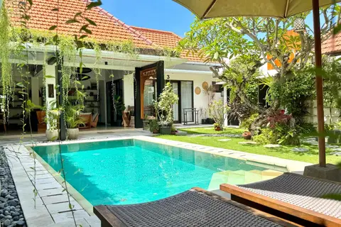 Villa Mint Dua: pool with sun loungers and the villa behind