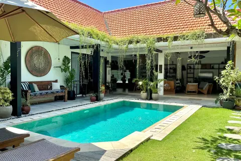 Villa Mint Dua: pool in front of the open living area