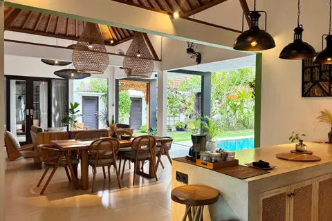 Villa Mint Dua: dining table with pendant lamps