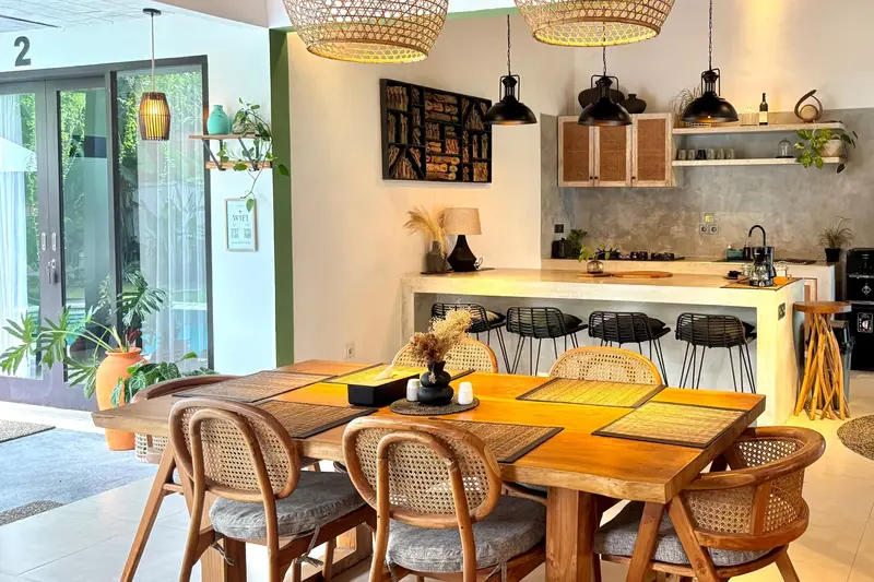 Villa Mint Dua: kitchen with a dining table