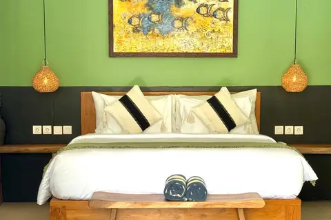 Villa Mint Dua: second bedroom with a painting above the bed
