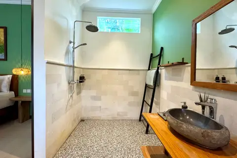 Villa Mint Dua: bathroom with a rain shower