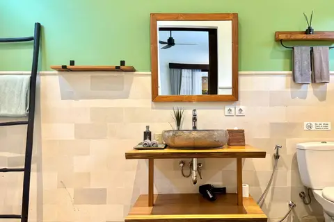 Villa Mint Dua: bathroom with a stone washbasin